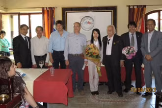 Anh hùng Kostas Sarantidis Nguyễn Văn Lập và Ban Chấp hành Hội Hữu nghị Việt Nam - Hy Lạp sau khi được kiện toàn. Ông Lập giữ vị trí Chủ tịch danh dự Hội. (Ảnh do đồng chí Vũ Bình, nguyên Đại sứ Việt Nam tại Hy Lạp, cung cấp)