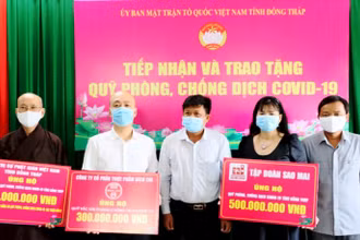 Ủy ban Mặt trận Tổ quốc Việt Nam tỉnh Đồng Tháp tiếp nhận ủng hộ từ doanh nghiệp, tổ chức tôn giáo. (Ảnh: NGUYỆT ÁNH)