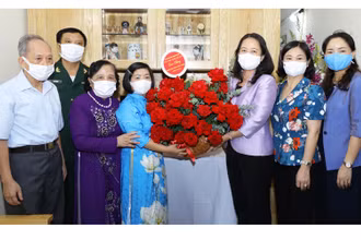 Phó Chủ tịch nước Võ Thị Ánh Xuân thăm gia đình tiêu biểu ở Hà Nội