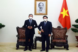 Phó Thủ tướng Phạm Bình Minh và Bộ trưởng Ngoại giao Singapore Vivian Balakrishnan. (Ảnh: Cổng Thông tin điện tử Chính phủ)