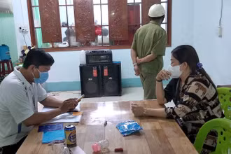Lực lượng chức năng lập biên bản đối với chủ quán Huyền Cát Tuyền (nữ, bìa phải), tối 2-6.