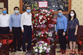 Đoàn đại biểu Bộ Tài nguyên và Môi trường do Thứ trưởng Lê Công Thành dẫn đầu đã tới thăm, chúc mừng Báo Nhân Dân nhân dịp kỷ niệm 96 năm Ngày Báo chí Cách mạng Việt Nam. (Ảnh: TRẦN HẢI)