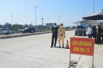 Chốt kiểm tra y tế tại điểm ra, vào cao tốc Đà Nẵng - Quảng Ngãi thuộc huyện Sơn Tịnh.