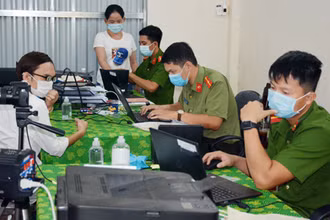 Công an huyện Châu Thành (Kiên Giang) thực hiện các thủ tục cấp căn cước công dân (Ảnh: Quốc Tiến).