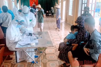 Lấy mẫu xét nghiệm cho người dân Vĩnh Bảo.