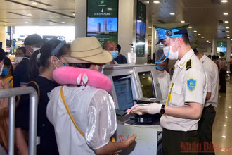 Kiểm tra tại cửa an ninh sân bay Nội Bài. ẢNh: DUY LINH