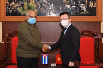 Tổng Biên tập Lê Quốc Minh và đồng chí Orlando Nicolás Hernández Guillén, Đại sứ đặc mệnh toàn quyền nước Cộng hòa Cuba tại Việt Nam. Ảnh: Thủy Nguyên
