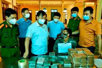 Đồng chí Vừ A Bằng, Phó Chủ tịch UBND tỉnh Điện Biên cùng lãnh đạo Công an tỉnh Điện Biên hỏi cung đối tượng Lầu A Di khi bị bắt giữ. 
