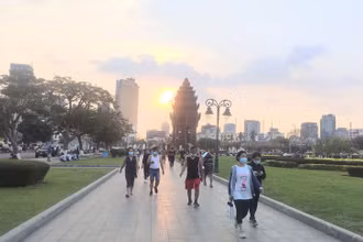Người dân đi bộ trong một công viên ở trung tâm Phnom Penh. 