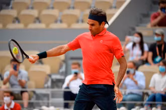 Federer gặp đôi chút khó khăn khi đối đầu Cilic, đặc biệt trong set 2 và set 3. (Ảnh: Roland Garros)