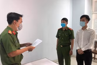 Cơ quan Cảnh sát điều tra tống đạt quyết định khởi tố bị can đối với Nguyễn Quang Trọng.