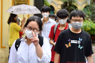 Thí sinh sau khi kết thúc buổi thi sáng 13-6 tại điểm thi Trường THPT Việt Đức (quận Hoàn Kiếm). Ảnh: THUỶ NGUYÊN