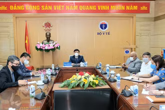 GS, TS Nguyễn Thanh Long làm việc trực tuyến với ông Jose Angel Portal Miranda, Bộ trưởng Y tế nước Cộng hoà Cuba. (Ảnh: ĐỨC MINH)