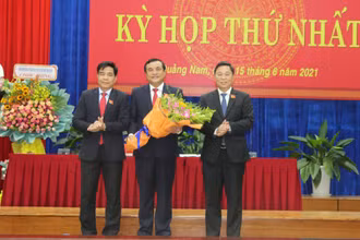 Các đồng chí lãnh đạo tỉnh chúc mừng đồng chí Phan Việt Cường tái đắc cử Chủ tịch Hội đồng nhân dân tỉnh khóa X.
