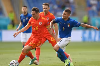 Thi đấu thiếu người khiến Xứ Wales mất dần thế trận về các cầu thủ Italia. (Ảnh: UEFA)