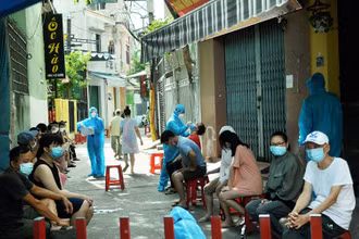 Lấy mẫu xét nghiệm diện rộng trong khu vực tam giác Lê Duẩn - Hoàng Hoa Thám - Lý Thái Tổ (Đà Nẵng) phát hiện nhiều ca mắc Covid-19, ngày 22-6. (Ảnh: Anh Đào)