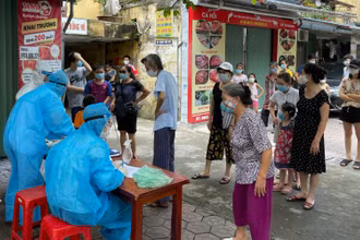 Cán bộ y tế TP Hải Dương lấy mẫu xét nghiệm SARS-CoV-2 cho khu dân cư có nguy cơ lây nhiễm cao.