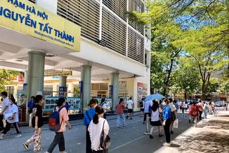 Tại kỳ thi vào lớp 10 Trường THCS và THPT Nguyễn Tất Thành ngaỳ 19/6. Ảnh: NTTHNUE