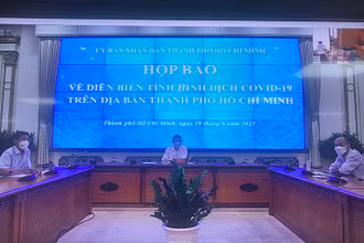 Phó Chủ tịch UBND TP Hồ Chí Minh Dương Anh Đức (giữa) trả lời câu hỏi của phóng viên trong buổi họp báo trực tuyến.