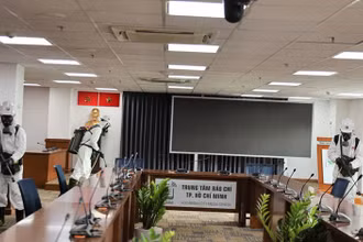Cán bộ, chiến sĩ Lữ đoàn Phòng hóa 87 phun khử khuẩn tại Trung tâm báo chí thành phố. (Ảnh Trung tâm báo chí cung cấp)
