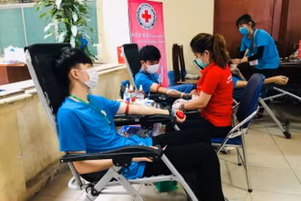 Các tình nguyện viên tham gia hiến máu tại Hà Nội.