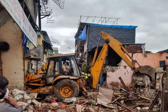 Hiện trường vụ sập nhà tại Mumbai, Ấn Độ, tối 9-6. (Ảnh: Reuters)