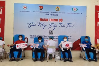 Lãnh đạo các đơn vị cơ quan ở Nghệ An tham gia hiến máu.