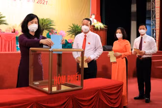 Bí thư Tỉnh ủy Bắc Ninh Đào Hồng Lan và các đại biểu bầu các chức danh HĐND và UBND tỉnh Bắc Ninh. 