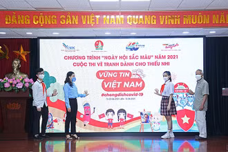 Đại diện Ban Tổ chức, Ban Giám khảo, thiếu nhi cả nước cùng ấn nút phát động cuộc thi.