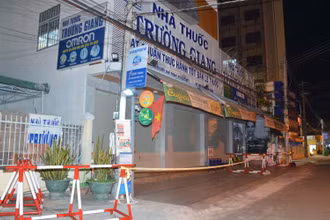 Nhà thuốc Trương Giang, trên đường Nguyễn Hội, TP Phan Thiết bị phong tỏa ngay trong đêm 23-6 sau khi xác định ca nghi nhiễm Covid-19 đã tới mua thuốc vào trưa cùng ngày.