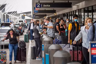 Du khách xếp hàng chờ làm thủ tục tại sân bay LAX ở Los Angeles.(Ảnh: Los Angeles Times)