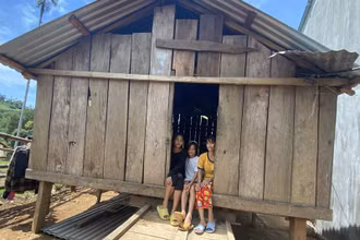 Gia đình chị Đinh Thị Thương thôn Mang He, xã Sơn Bua dựng tạm nhà trên nền đất mượn của cha mẹ, trong khi chờ nơi tái định cư mới.