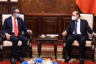 Chủ tịch nước Nguyễn Xuân Phúc tiếp Đại sứ, Trưởng phái đoàn EU tại Việt Nam Giorgio Aliberti. (Ảnh: TTXVN)