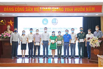 Các đồng chí Nguyễn Anh Tuấn (thứ năm, từ phải qua trong ảnh) và Hà Anh Đức (thứ năm, từ trái qua trong ảnh) trao các suất quà tặng một số y, bác sĩ trẻ, sinh viên tình nguyện ngành y tiêu biểu trên tuyến đầu chống dịch.