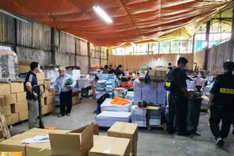 Bên trong kho sách lậu bị cơ quan điều tra phát hiện.