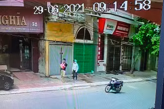Dù không hoàn toàn đỡ được cháu bé, nhưng ông Hà vẫn làm giảm lực rơi, tránh cho cháu thương tích nặng (hình ảnh chụp từ camera nhà dân).