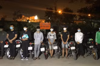 Tám đối tượng tham gia đua xe trái phép bị tạm giữ.