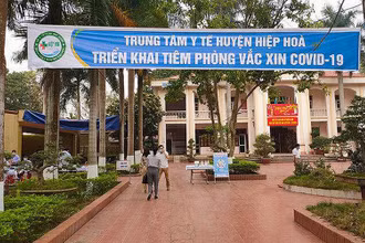 Khuôn viên Trung tâm y tế huyện Hiệp Hòa, được trưng dụng làm bệnh viện điều trị bệnh nhân Covid-19.