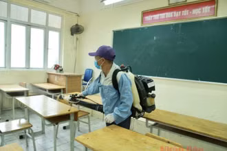 Phun khử khuẩn phòng học phục vụ cho công tác tổ chức thi tốt nghiệp. Ảnh: DUY LINH
