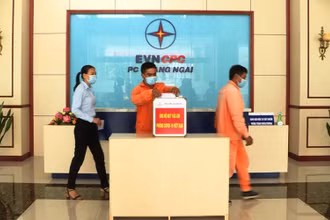 Công nhân EVNCPC đóng góp vào Quỹ vaccine phòng, chống Covid-19.