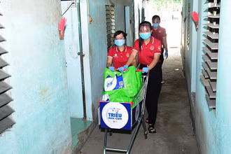 Các tình nguyện viên của chương trình “Triệu bữa cơm” đến hỗ trợ những người có hoàn cảnh khó khăn tại các khu dân cư chịu ảnh hưởng của đại dịch Covid-19.