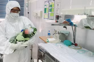 Em bé nặng 2,2 kg chào đời trong khu cách ly.