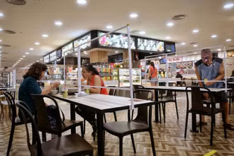 Địa điểm ăn uống là nơi có nguy cơ lây nhiễm cao tại Singapore. (Ảnh: Straits Times)