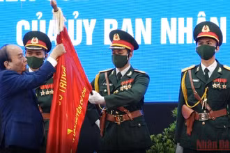 Chủ tịch nước Nguyễn Xuân Phúc trao tặng Huân chương Lao động hạng Ba cho huyện Củ Chi, TP Hồ Chí Minh.