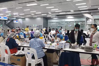 Người dân chờ tiêm vaccine ngừa Covid-19 tại một trung tâm tiêm chủng ở thủ đô Bangkok, Thái Lan. (Ảnh: NAM ĐÔNG)