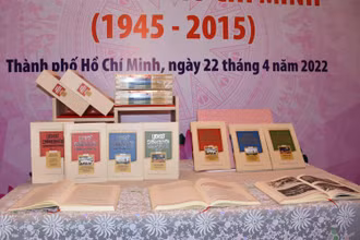 Bộ sách “Lịch sử chính quyền Thành phố Hồ Chí Minh (1945-2015)”.
