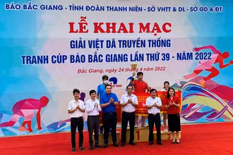 Ban Tổ chức trao giải cho các tập thể đạt thành tích cao tại sự kiện.
