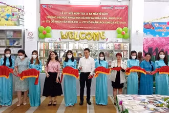 Lễ ký kết hợp tác và ra mắt Tủ sách. (Ảnh: Ban tổ chức cung cấp)
