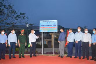 Đồng chí Nguyễn Trọng Nghĩa, Bí thư Trung ương Đảng, Trưởng Ban Tuyên giáo Trung ương cùng lãnh đạo tỉnh Quảng Ngãi thực hiện nghi thức kéo băng gắn biển công trình “Điện thắp sáng bằng năng lượng mặt trời”.