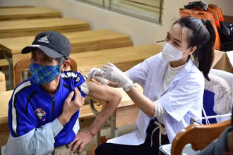 Tiêm ngừa Covid-19 cho người dân. (Ảnh: THÀNH ĐẠT)